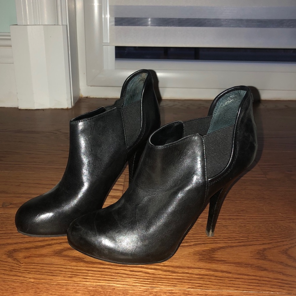 Guess size 5.5 black heels / booties